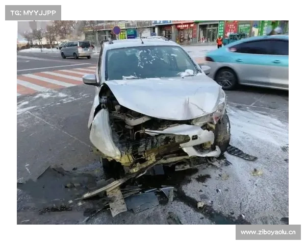 两口子疑似闹别扭开车追逐 丈夫突然停车 妻子刹车不及追尾出租车