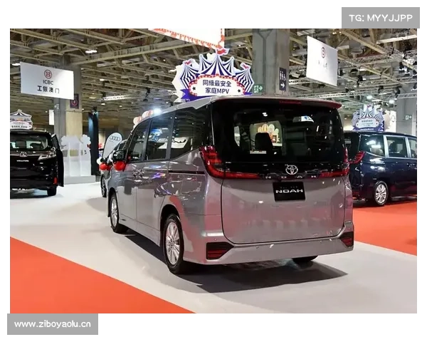 丰田新款MPV Noah官图发布，侧滑门，7_8座都有，约合人民币15万起